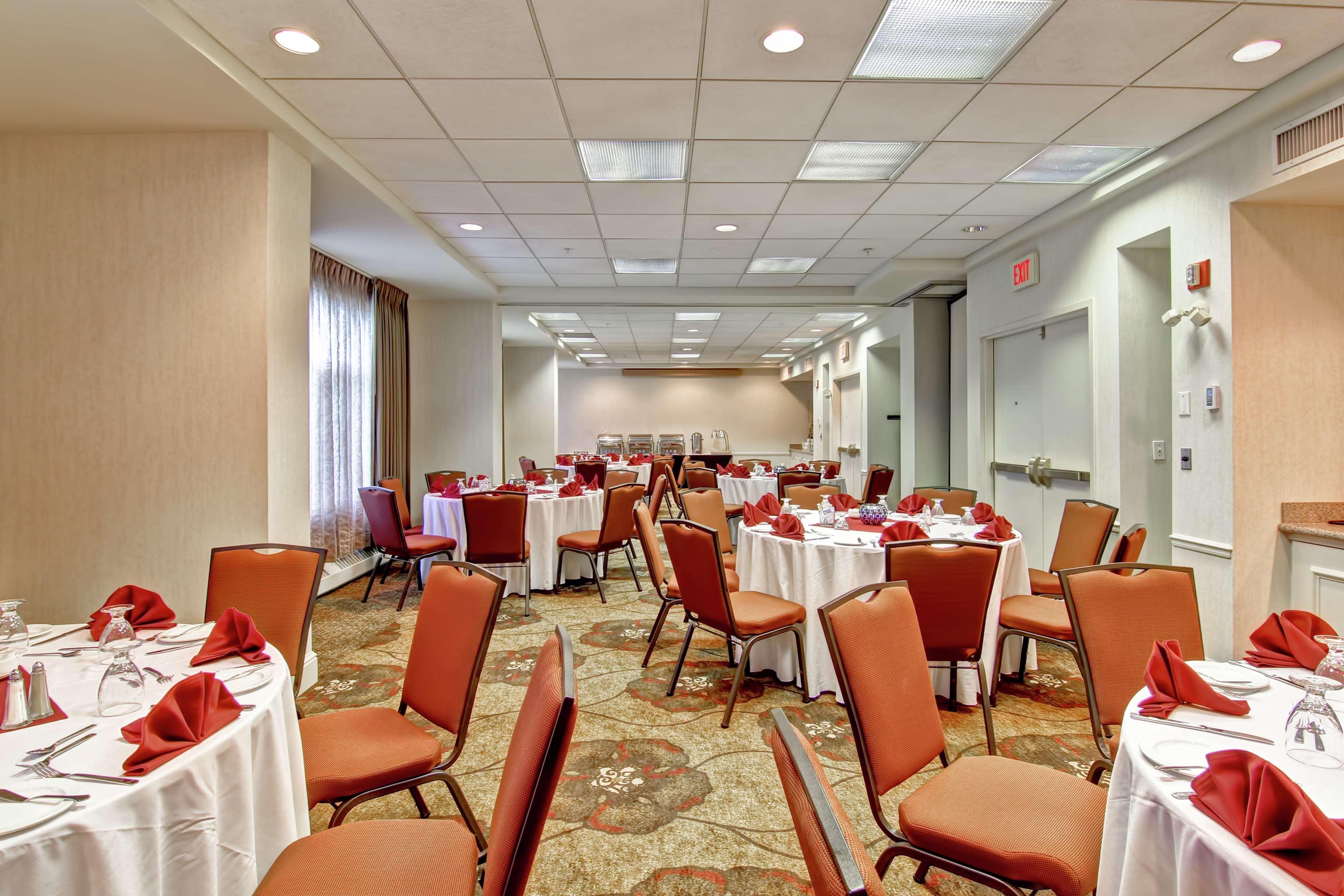Hilton Garden Inn Calgary Airport Екстер'єр фото