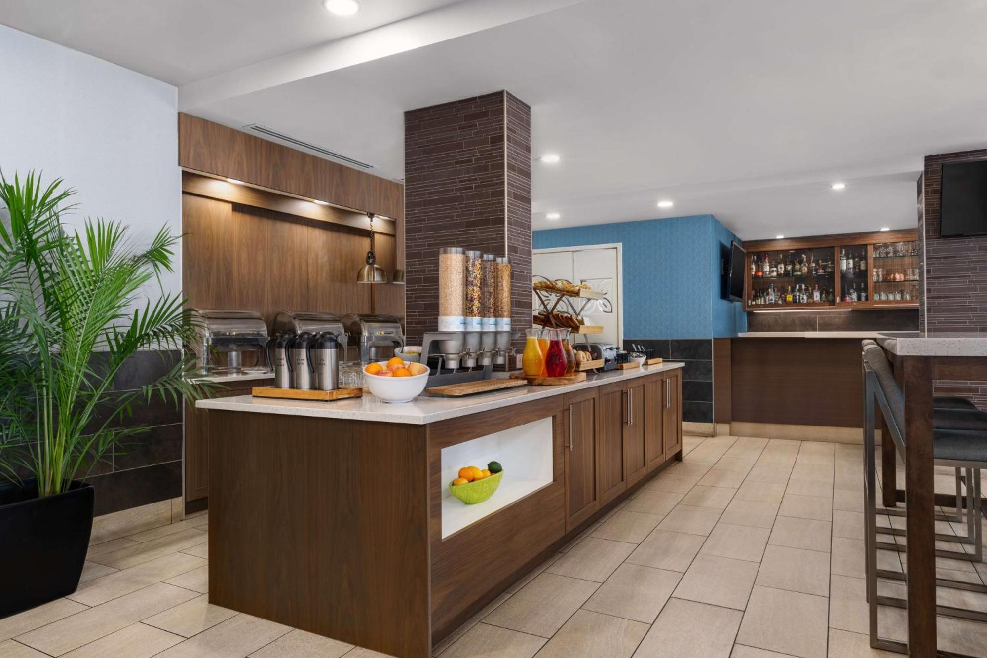 Hilton Garden Inn Calgary Airport Екстер'єр фото